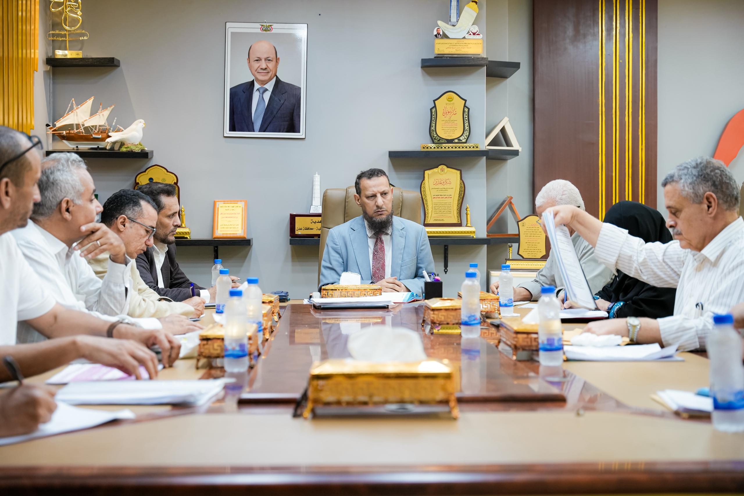 المحافظ شيخ يرأس اجتماعاً لمناقشة عدد من المشاريع في قطاعات المياه والأشغال والكهرباء وتطوير الجانبين المالي والإداري 1