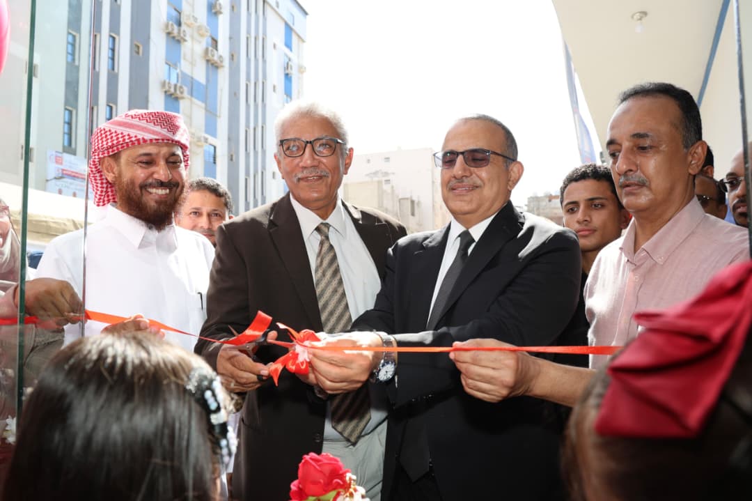 برعاية المحرّمي.. وزير الصحة يفتتح مركز القلب الخيري بعدن ويدشن المخيم الخامس لجراحات القلب والقسطرة العلاجية 1