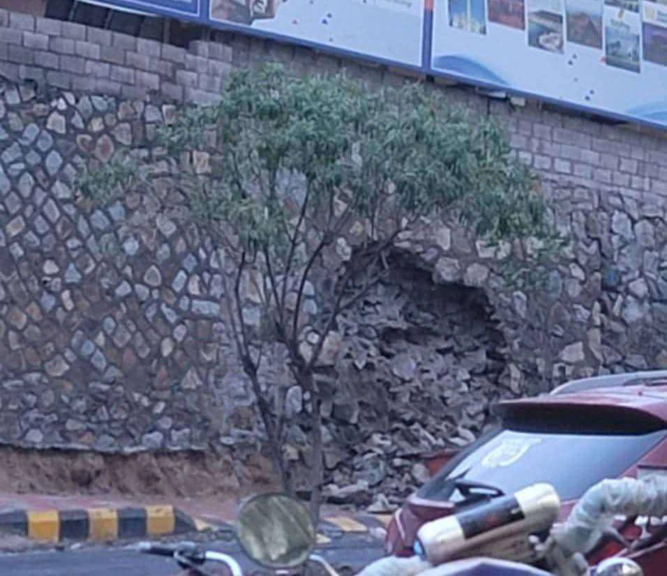 أمطار غزيرة تتسبب بانهيار جزء من سور مبنى الأحوال المدنية وسط تعز 1