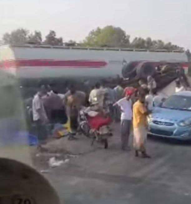 حادث مأساوي على طريق الصليف.. وفاة ثلاثة أشخاص في تصادم شاحنتين 1