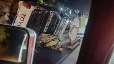 حادث مروع في نقيل مشورة.. انقلاب مركبة على أحد المنعطفات الخطرة 2