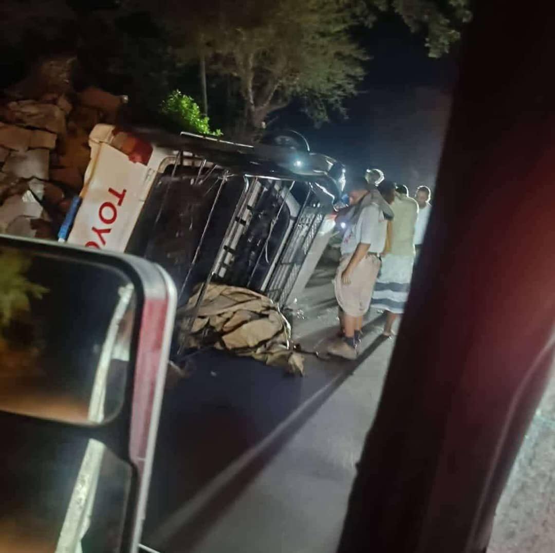 حادث مروع في نقيل مشورة.. انقلاب مركبة على أحد المنعطفات الخطرة 1