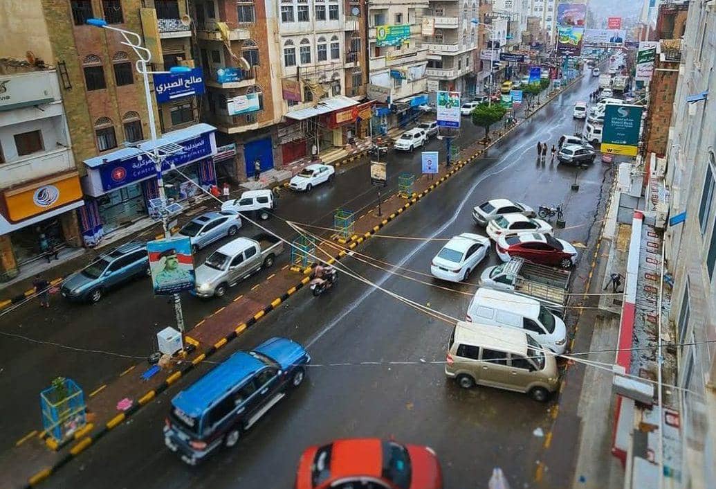 أمطار غزيرة تضرب مدينة تعز وتغمر عدداً من الشوارع وسط أجواء منعشة 1