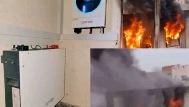كارثة كادت تتحول إلى مأساة في عدن.. انفجار بطاريات منظومة شمسية يشعل حريقًا هائلًا ويلتهم منزلًا بالكامل 4