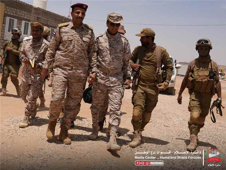 لقاء عسكري لبحث تطوير الإعلام الحربي.. قائد الفرقة الثالثة بالعبر يجتمع بمدير إعلام قوات درع الوطن. 1