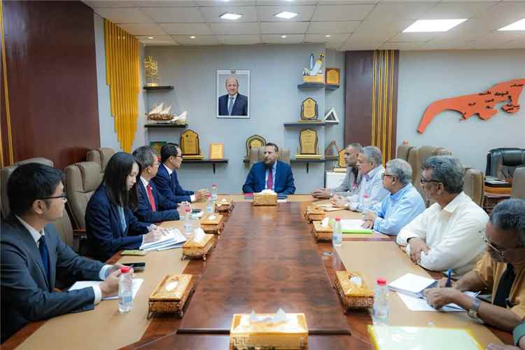محافظ العاصمة عدن يبحث مع السفير الياباني سبل التعاون المشترك ويؤكد على أولوية المشاريع المستدامة 1
