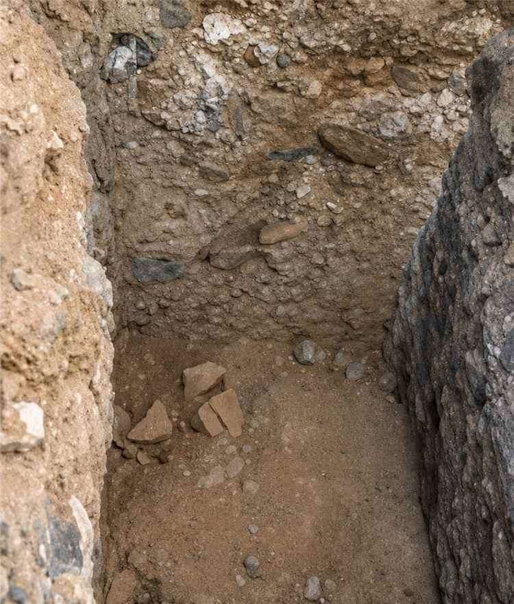 نبش مقبرة أثرية في ظفار يثير صدمة واسعة ويكشف استمرار استهداف التراث اليمني 1