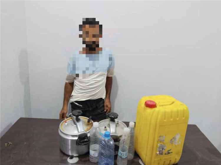 الضالع: ضبط معمل لتصنيع الخمر البلدي وإلقاء القبض على متهم 1