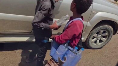 طفل مبتور الساق يبيع المياه في تعز.. مشهد يهز القلوب ويكشف قسوة الحرب 3