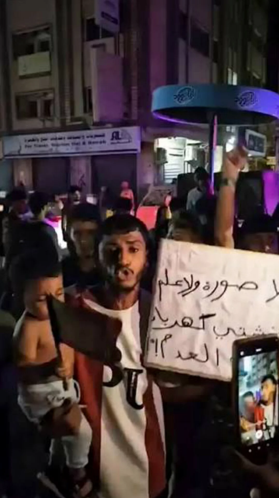 مواطنون في عدن: كفى صراعات سياسية.. نريد خدمات تُنقذ حياتنا 1