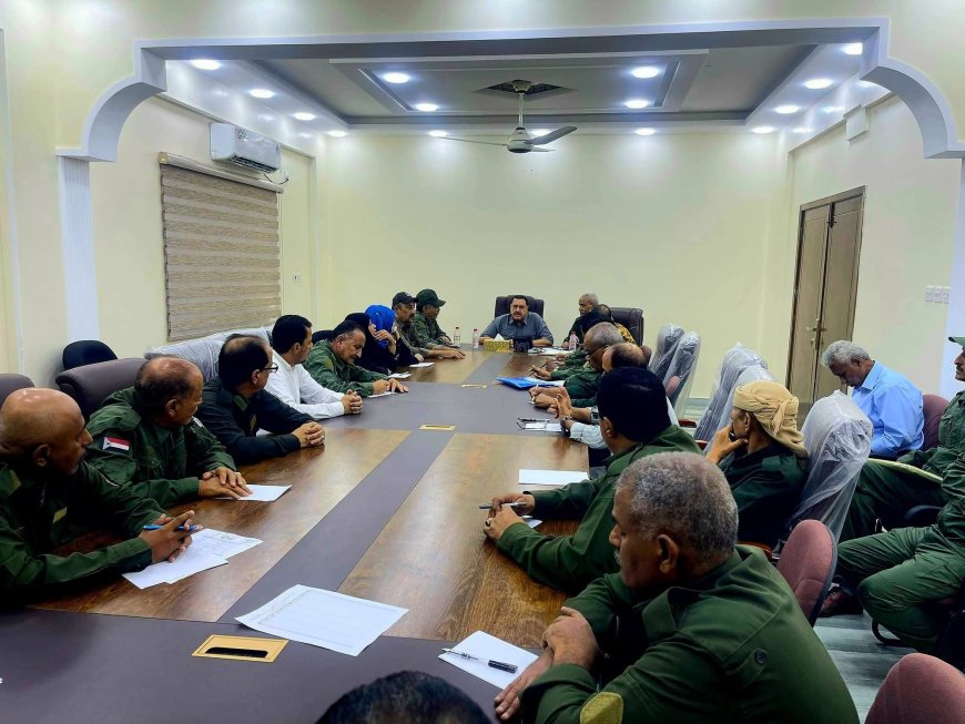 مدير أمن العاصمة عدن يترأس اجتماعاً قيادياً موسعاً مع مساعديه ومدراء الإدارات الأمنية 1