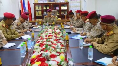 وزير الدفاع يجتمع بمساعديه ورؤساء الهيئات والتفتيش والرقابة ويؤكد الالتزام بالضوابط المنظمة للابتعاث 2