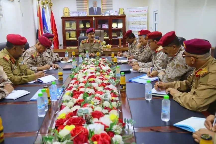 وزير الدفاع يجتمع بمساعديه ورؤساء الهيئات والتفتيش والرقابة ويؤكد الالتزام بالضوابط المنظمة للابتعاث 1