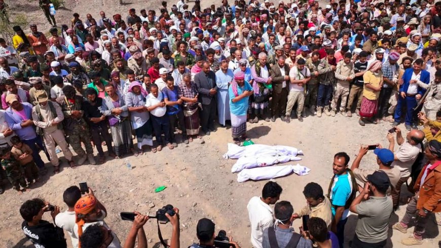 محافظ الضالع يتقدم تشييع ضحايا انفجار لغم حوثي أودى بحياة خمسة أطفال في حجر 1
