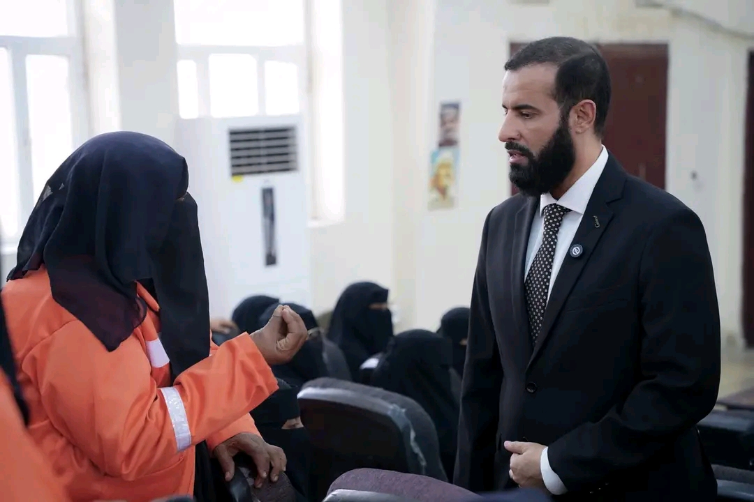 محافظ أبين: عمال النظافة يحظون برعاية خاصة ونعمل على تحسين أوضاعهم المعيشية والصحية 1
