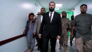محافظ أبين يوقف مدير مستشفى الرازي ويحيله إلى التحقيق خلال زيارة مفاجئة 2