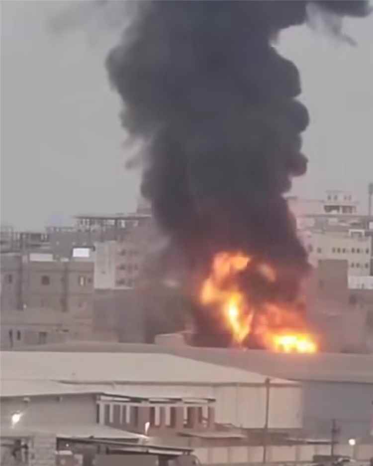 حريق يطال مصنع "سنو كريم" في المنصورة بعدن.. والدفاع المدني يتدخل للسيطرة عليه 1