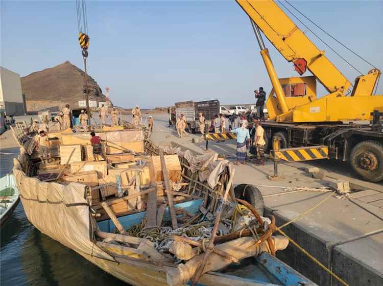 ضربة جديدة للتهريب في باب المندب.. ضبط قارب محمّل بمعدات عسكرية كانت في طريقها للحوثيين 1