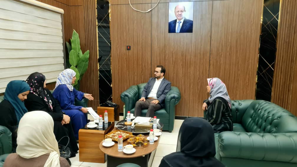 عدن .. وزير الخدمة المدنية يلتقي رئيسة اللجنة الوطنية للمرأة لبحث تمكين النساء وحقوق الموظفات 1