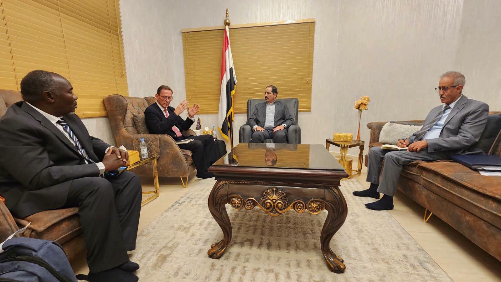 وزير الداخلية يبحث مع مدير عمليات مركز (روك) الإقليمي أوجه التعاون في مجال مكافحة الاتجار بالبشر 1