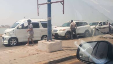 حادث مروري على خط الجسر في عدن يتسبب بازدحام مروري وأضرار مادية 2