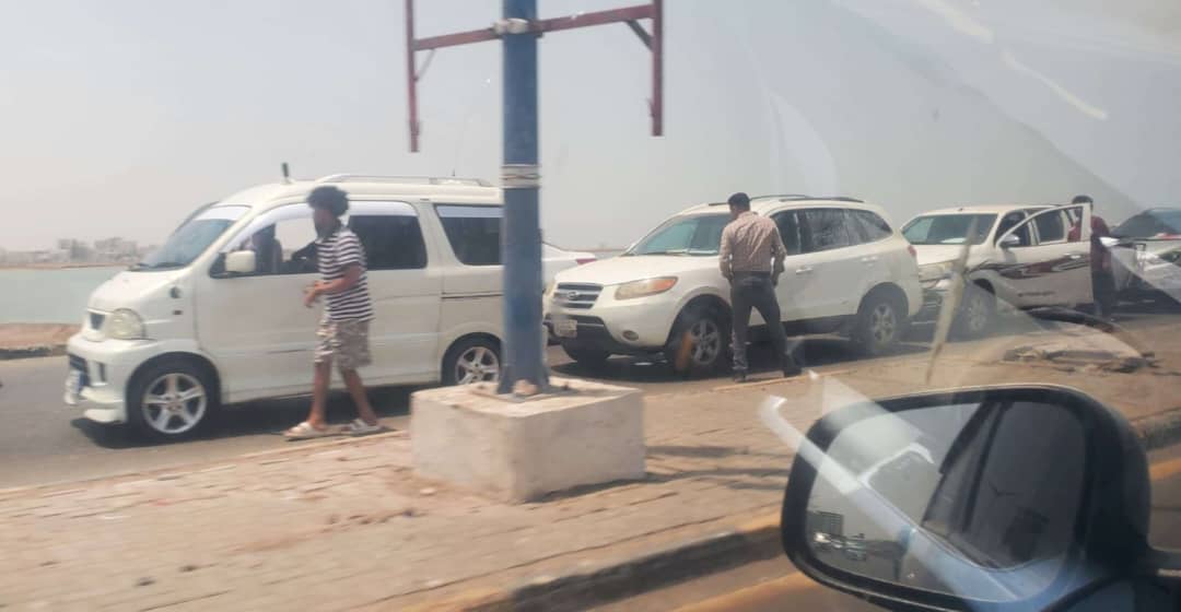حادث مروري على خط الجسر في عدن يتسبب بازدحام مروري وأضرار مادية 1