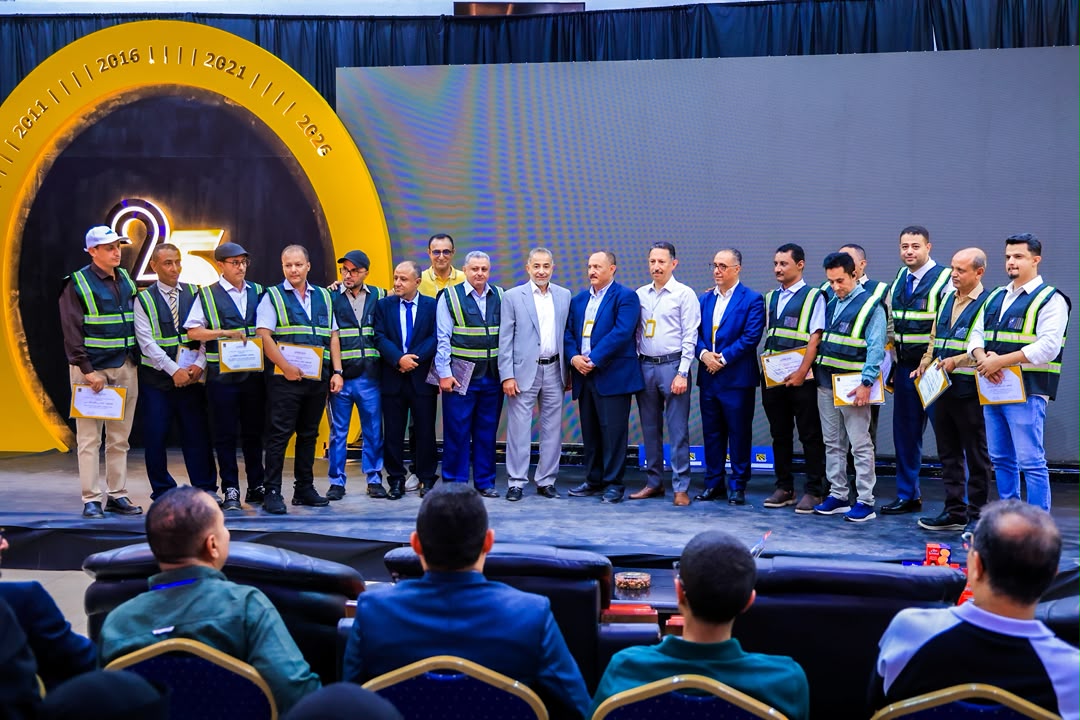 رئيس مجلس إدارة إقليم اليمن بمجموعة هائل سعيد أنعم وشركاه يلتقي العمال والكفاءات الشابة ويكرّم قدامى الموظفين والشركات المتميزة 1