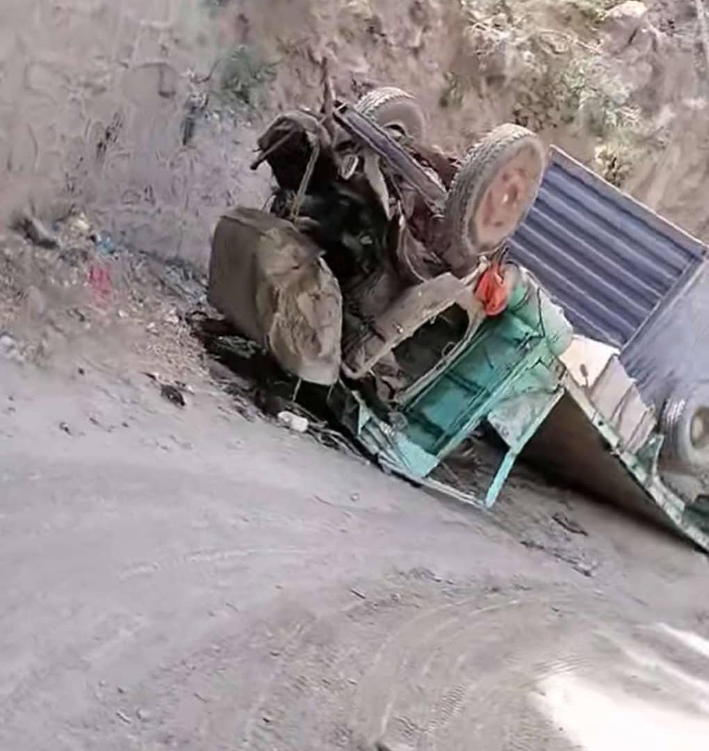 حادث مروع ينتهي بفاجعة وفاة سائق شاحنة بعد محاولات لإنقاذه حادث مروع ينتهي بفاجعة وفاة سائق شاحنة بعد محاولات لإنقاذه