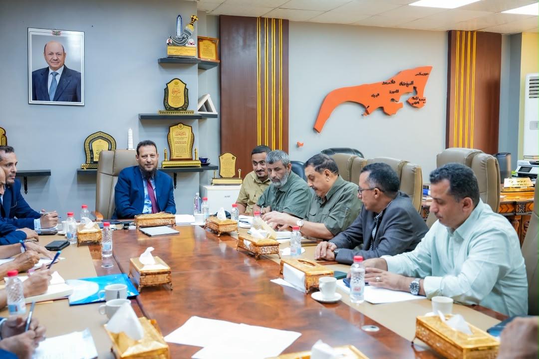 المحافظ عبدالرحمن شيخ يترأس اجتماعًا لمتابعة تداعيات التصعيد الحوثي وخطط تعزيز الجاهزية 1