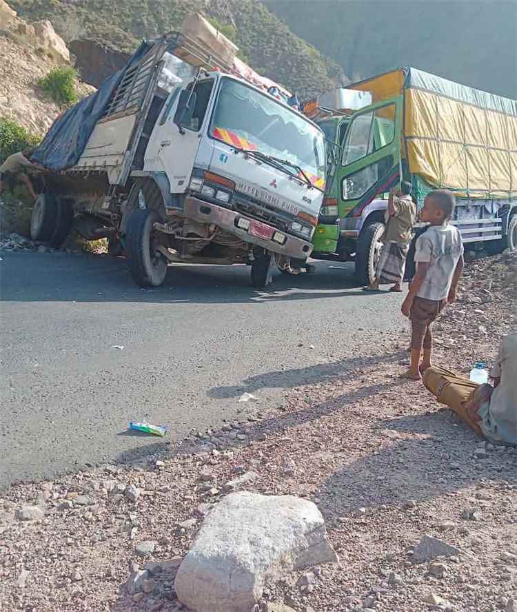 شلل مروري كامل على طريق عدن - تعز بعد تعطل شاحنة ثقيلة في لحج 1
