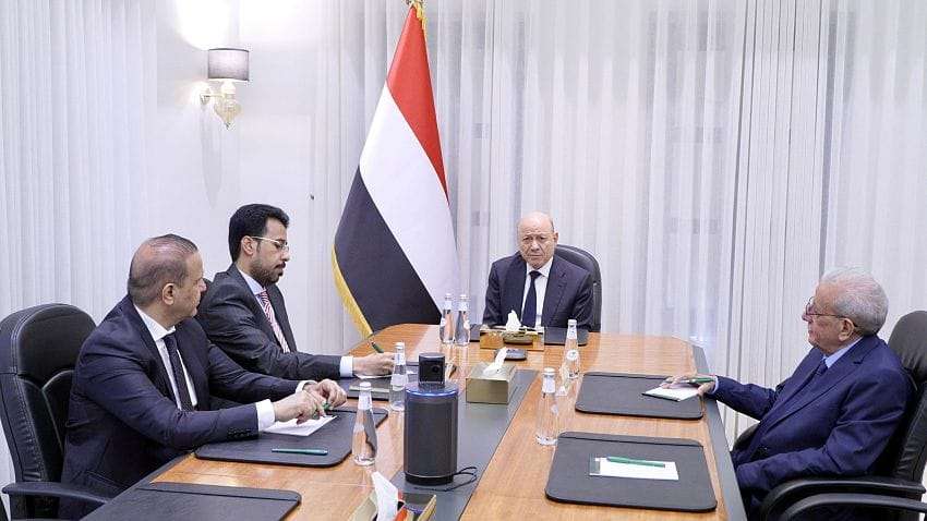 رئيس مجلس القيادة الرئاسي يجتمع برئاسة هيئة التشاور والمصالحة 1