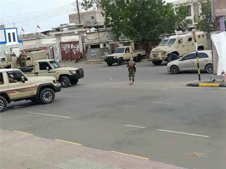 توتر أمني داخل اجتماع رسمي في أبين.. خلاف بين قيادات يتحول إلى إطلاق نار وسط غموض حول التفاصيل 1