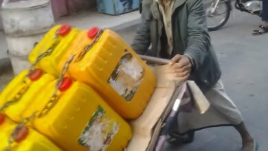 صورة تهز مشاعر اليمنيين.. مسن يجر عبوات المياه في شوارع تعز يجسد عمق الأزمة الإنسانية 2