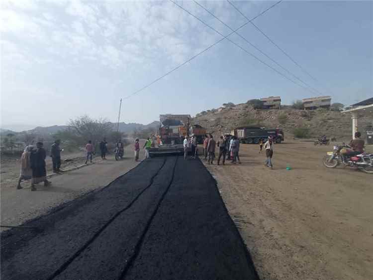 بتوجيهات وزير الأشغال.. استمرار مشروع إعادة تأهيل طريق الضالع – الشعيب لتحسين حركة المواطنين 1