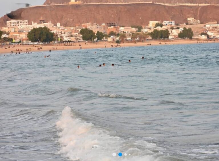 مأساة بحرية تهز البريقة.. وفاة أب غرقًا وصيادان ينقذان أطفاله الأربعة 1