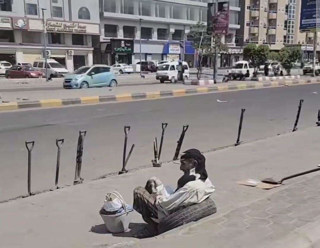 لقمة العيش لا تعرف العمر.. مسن ينتظر عملاً تحت حرارة الشمس في عدن 1