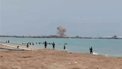 ضربتان صاروخيتان تستهدفان الرصيف البحري في ميناء المخا 2