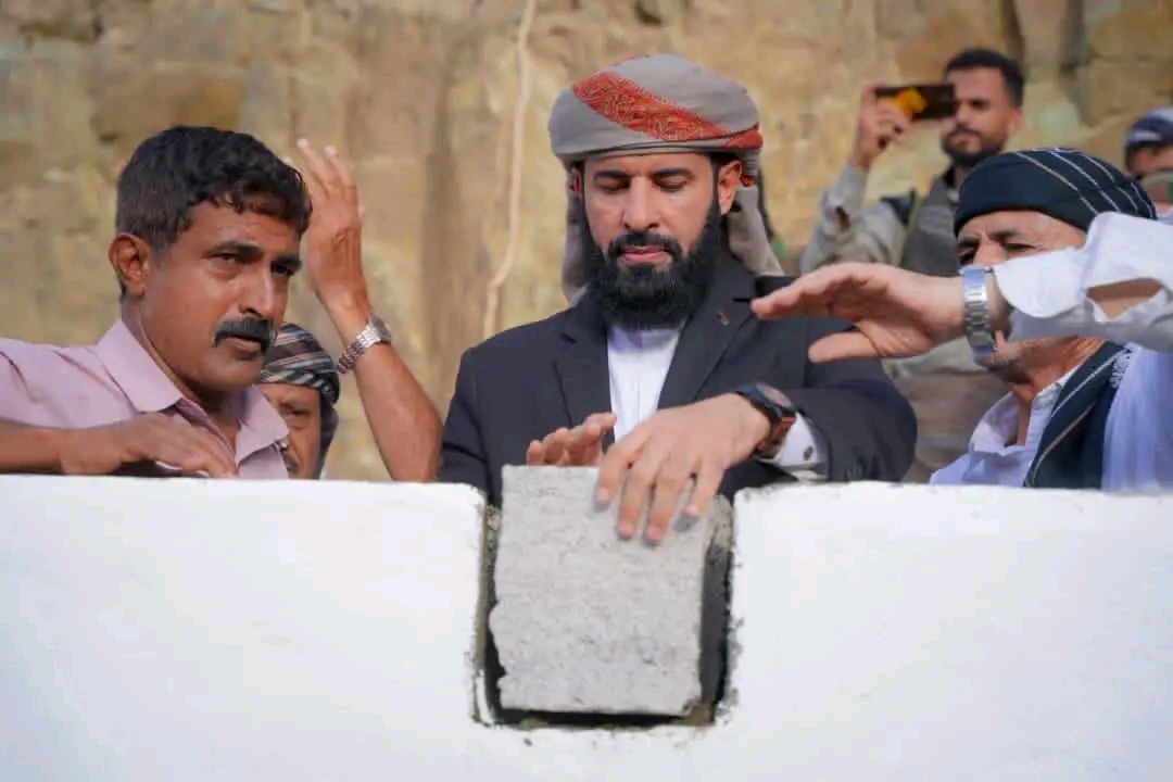 بتمويل من السلطة المحلية.. محافظ أبين يضع حجر الأساس لمشروع إنشاء عبارات تصريف مياه الأمطار على طريق وطن – ضبة – رُصد 1