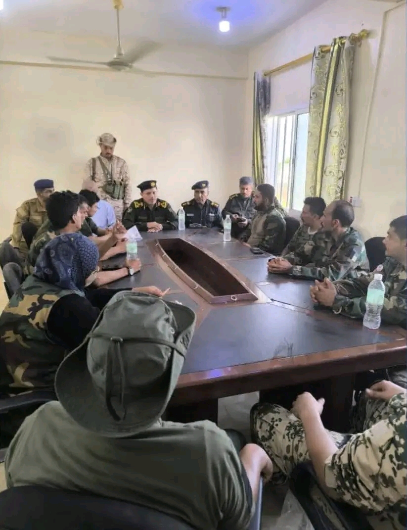 مدير أمن أبين يعقد اجتماعًا بقيادة قوات الطوارئ ويؤكد رفع الجاهزية وتعزيز التنسيق الأمني 1