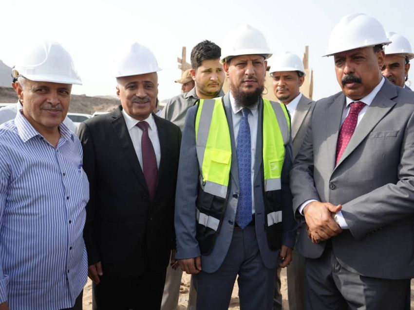 وزير الأشغال ومحافظ عدن يدشنان مشروع صيانة وترميم جسر البريقة القديم 1