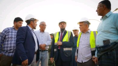 المحافظ شيخ يدشن أعمال تأهيل وسفلتة طريق تقاطع البريقة – بئر أحمد – الحرم الجامعي 3