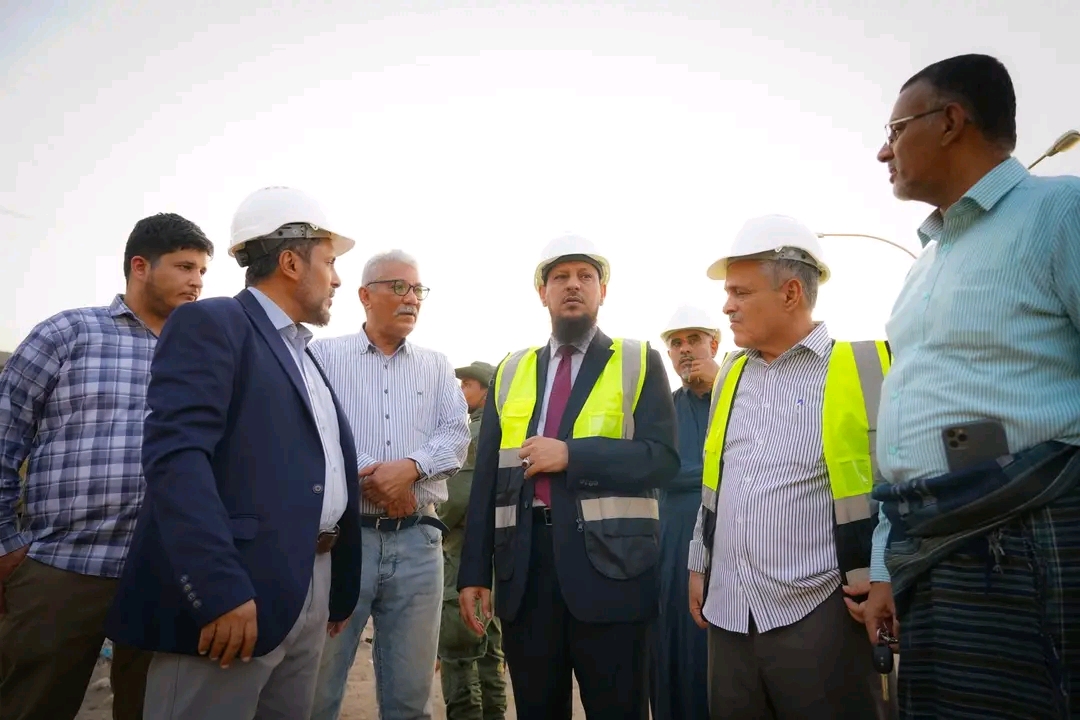 المحافظ شيخ يدشن أعمال تأهيل وسفلتة طريق تقاطع البريقة – بئر أحمد – الحرم الجامعي 1