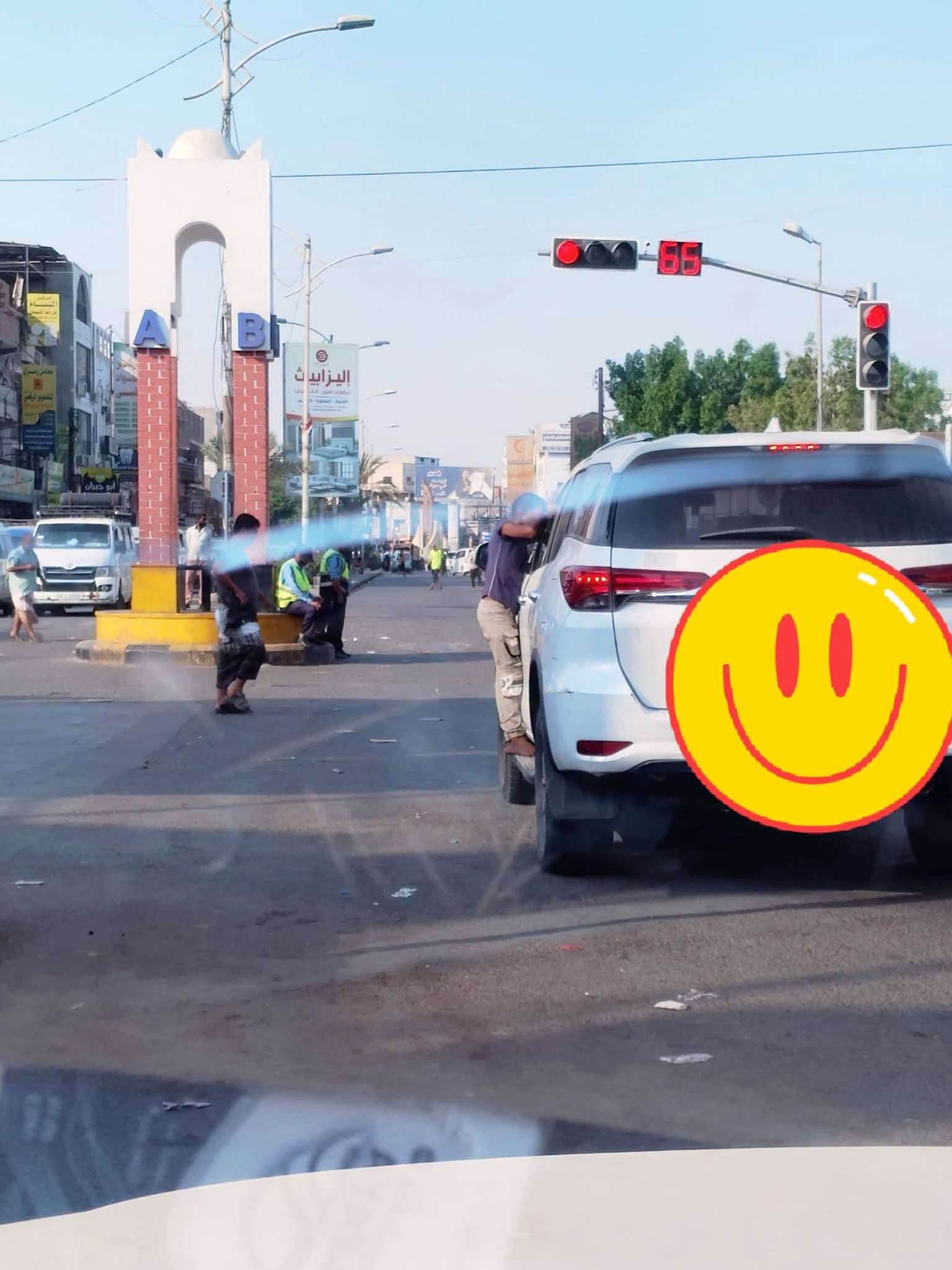 مشاهد مؤلمة في عدن.. أطفال يتسولون بين السيارات ويعرضون حياتهم للخطر 1