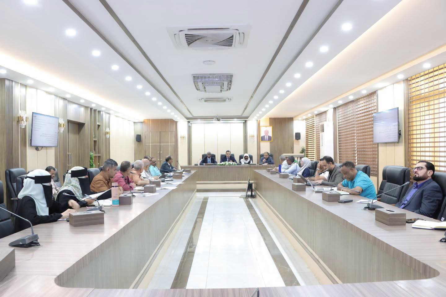 الوزير السقطري يترأس اجتماعًا مع البنك الدولي والفاو وبرنامج الأغذية العالمي لمناقشة تحديث مشروع الأعمال الزراعية في اليمن 1