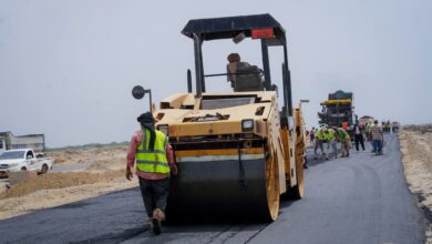 مدير الأشغال العامة والطرق بأبين يتفقد أعمال صيانة طريق العلم – دوفس 2