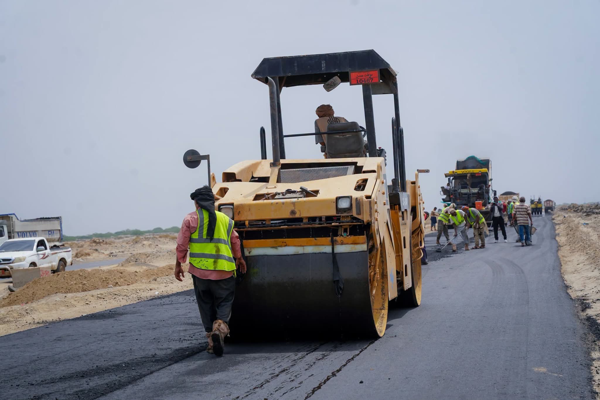 مدير الأشغال العامة والطرق بأبين يتفقد أعمال صيانة طريق العلم – دوفس 1