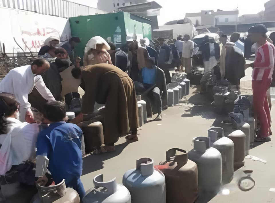 أزمة غاز تضرب صنعاء.. إغلاق محطات وطوابير طويلة ومخاوف من جرعة سعرية جديدة 1