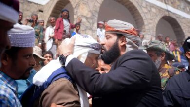 صورة لمحافظ أبين تشعل مواقع التواصل.. وتصرفه مع أحد المواطنين يلفت الأنظار 2