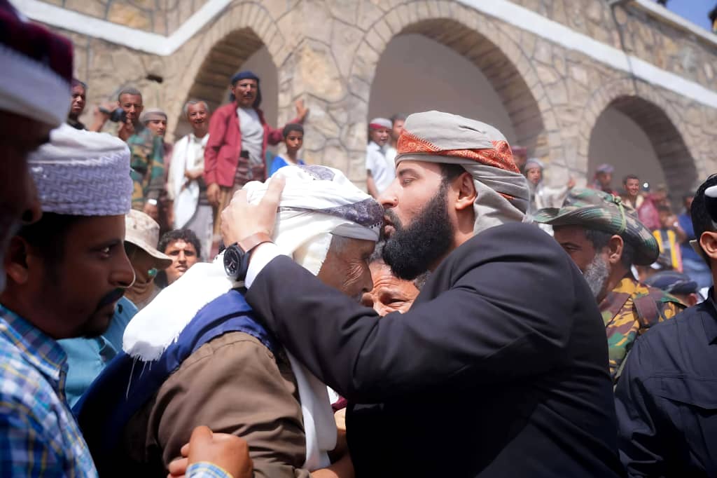 صورة لمحافظ أبين تشعل مواقع التواصل.. وتصرفه مع أحد المواطنين يلفت الأنظار