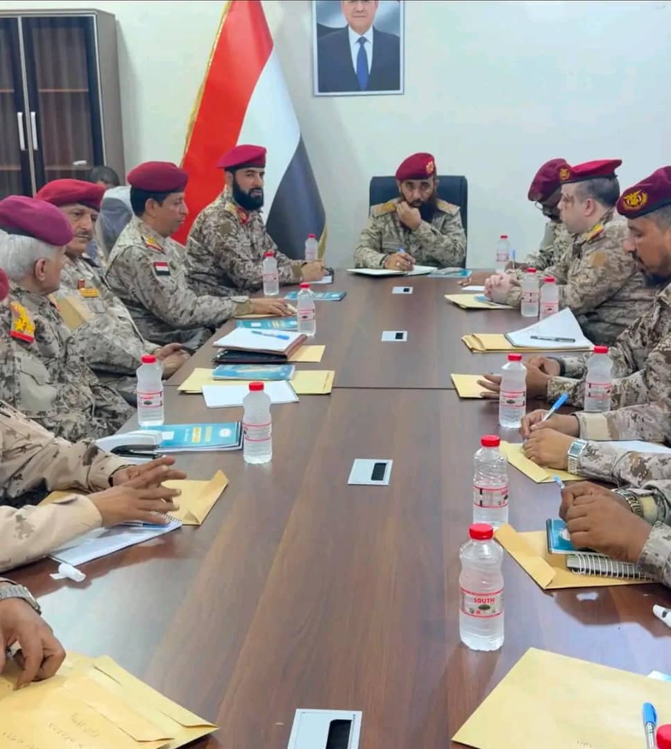 قائد المنطقة العسكرية الرابعة يشدد على رفع الجاهزية وتعزيز الاستعداد في محور أبين 1